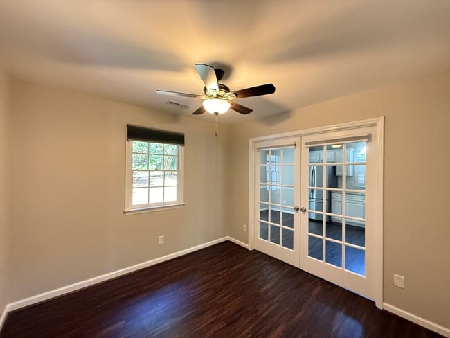 Building Photo - 815 Meadowstone Dr