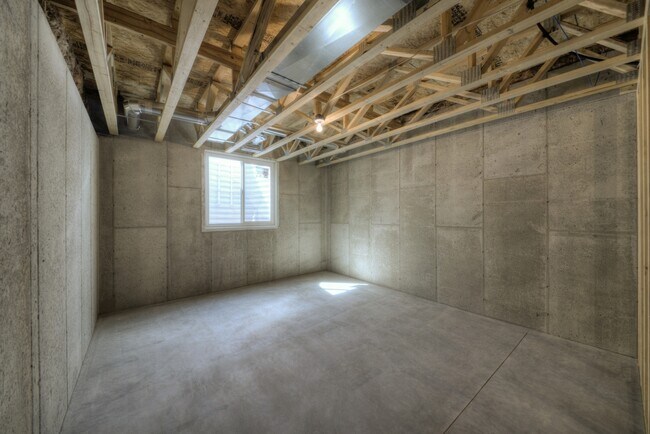 Building Photo - 2 BEDROOM | 2 BATH | DOUBLE GARAGE | SPACIOUS TOWNHOME