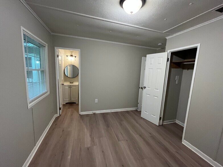 Building Photo - 5901 Leone Dr W