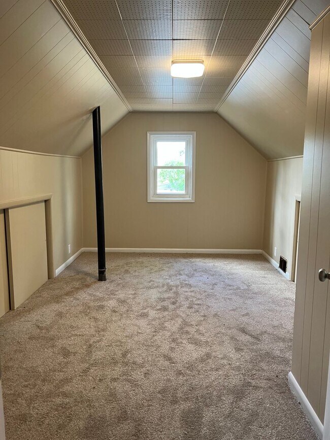 Building Photo - 4 Bed/1 Bath Home in Penn Hills-Completely...