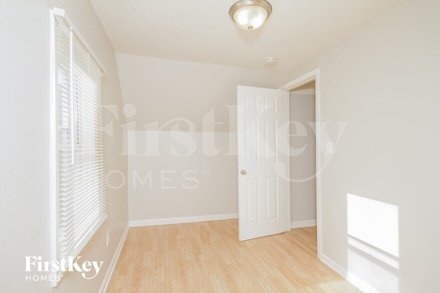Building Photo - 15006 Avers Ave