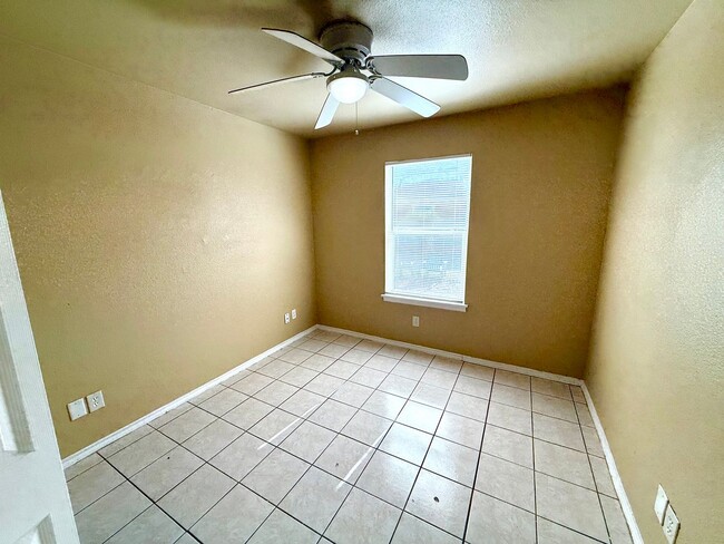 Building Photo - 424 Amires Pl