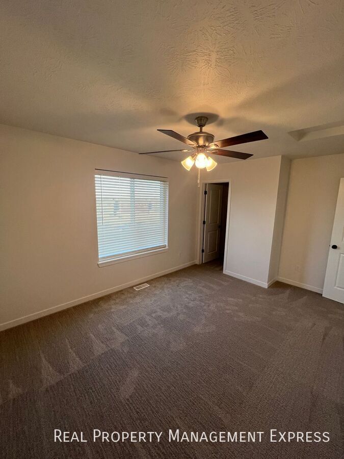 Building Photo - Modern 1 Bedroom Townhome with 1.5 Baths