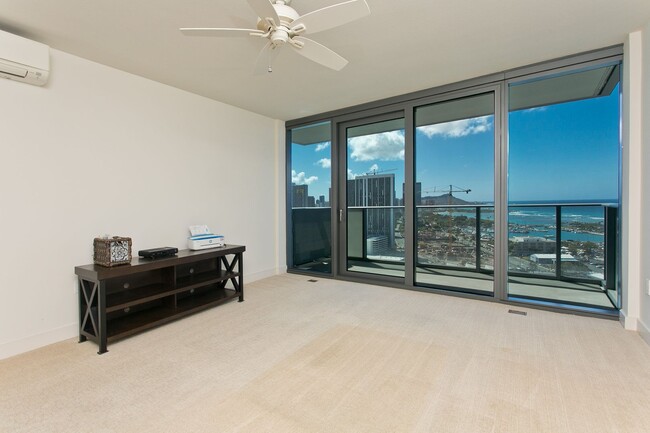 Building Photo - BEAUTIFUL 1 BEDROOM UNIT IN THE COLLECTION