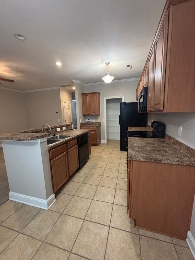 Building Photo - AVAILABLE NOW! End-Unit Townhouse in Pennington Square