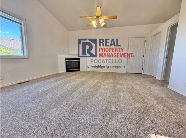 Building Photo - Beautiful 4 bed 2 1/2 bath - 3 car garage
