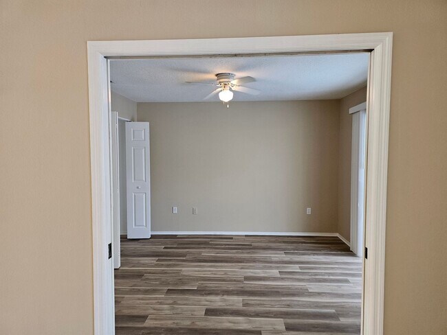 Building Photo - Move In Ready