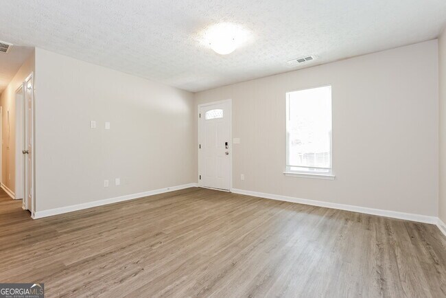 Building Photo - 6125 Pineneedle Dr SW