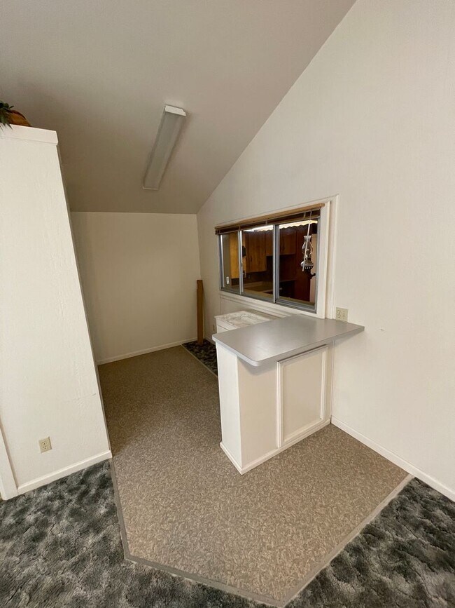Building Photo - Paradise 3 bedroom 2 1/2 bath, large home, shop, natural landscaping.