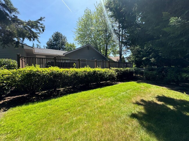 Building Photo - Hucrest home with 3 car garage