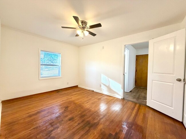 Building Photo - 887 Elwood Dr