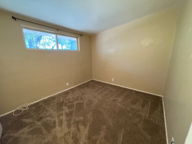 Building Photo - 3 Bedrooms 2 Bath Eastside Rental