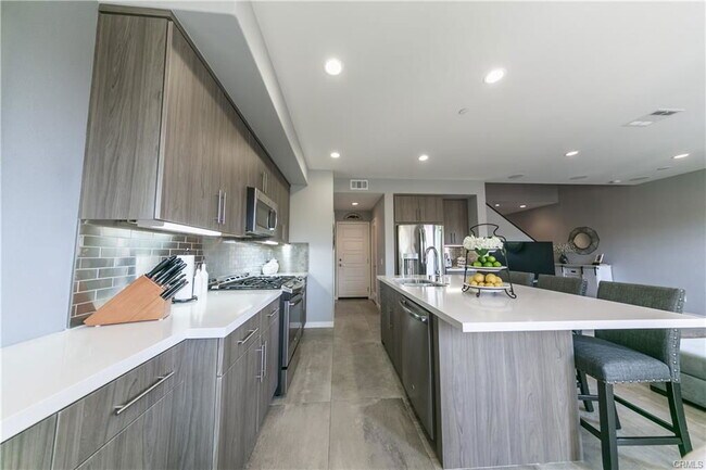 Building Photo - 308 Finch