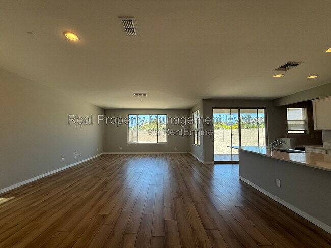 Building Photo - 5618 N 87th Dr