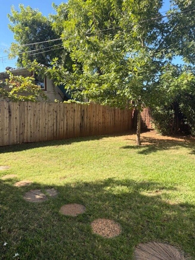 Building Photo - Charming 2 bedroom, 1.5 bath home in Old Folsom near Sutter Street