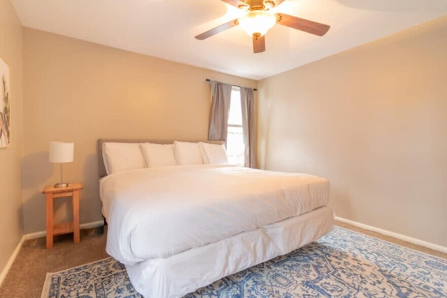 Building Photo - 3912 Crestview Dr