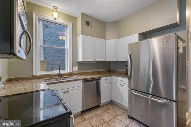 Building Photo - 145 D St SE