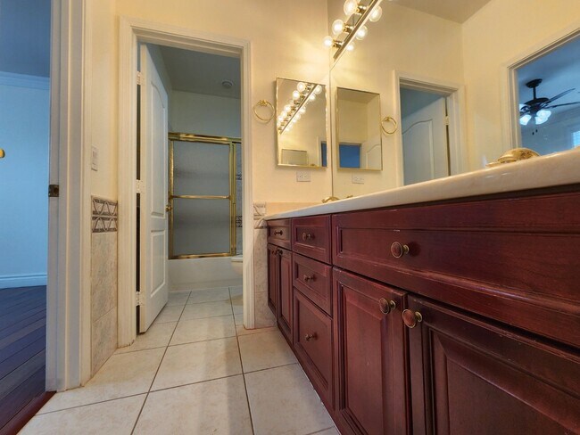 Building Photo - Entertainers Delight with minutes of shopping and restaurants