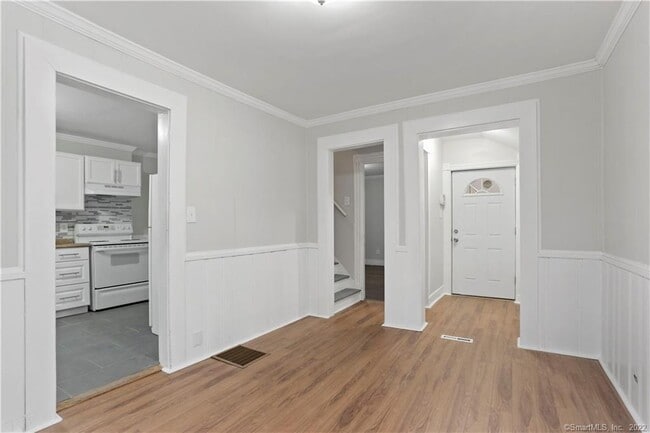 Building Photo - 393 Huntington St