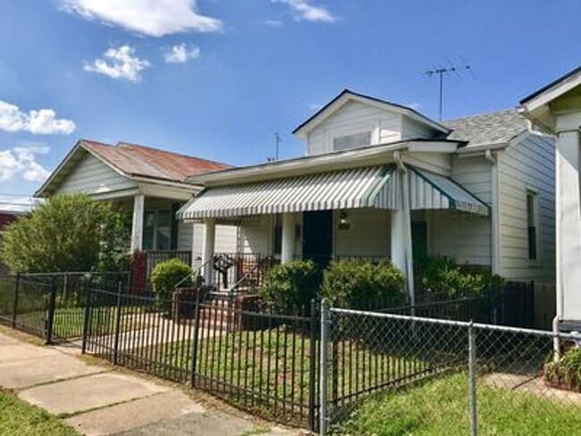 Building Photo - 2 bedroom house in Church Hill! Central air, yard, all electric and laundry!