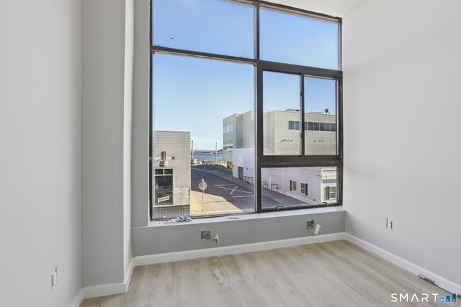 Building Photo - 215-219 Bank St