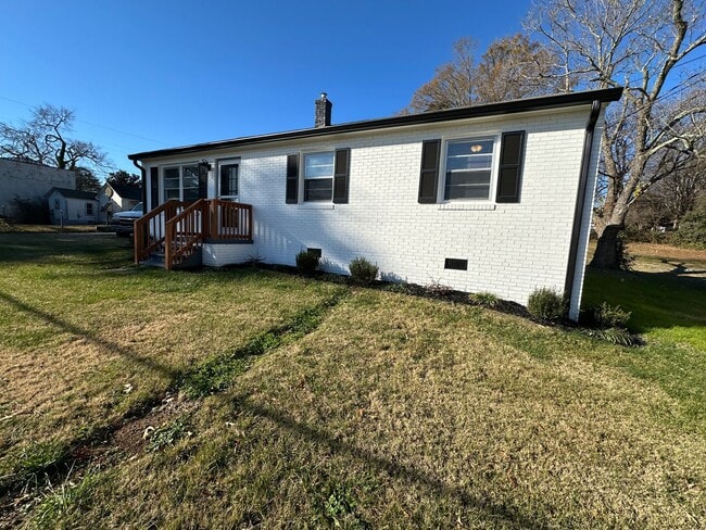 Building Photo - Great newly updated 3 bed 1 bath home in G...