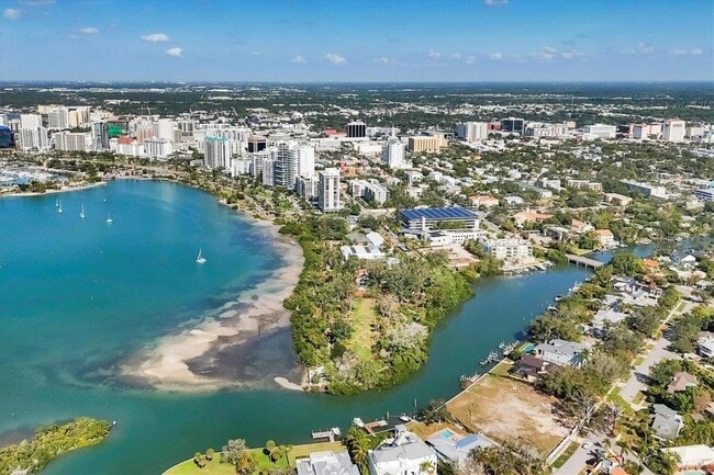 Building Photo - 862 Hudson Ave