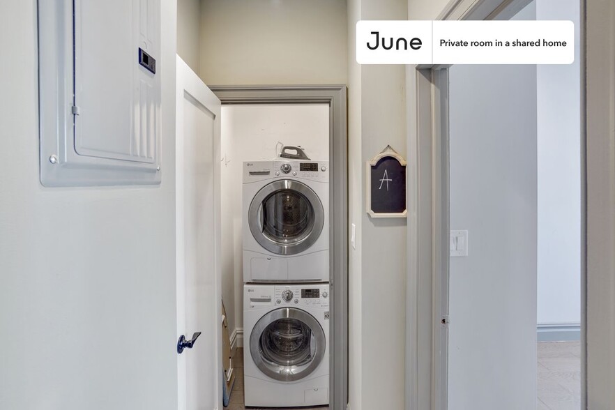 Building Photo - Private bedroom in 3 bed/1 bath Home