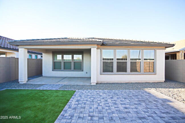 Building Photo - 879 W Finch Dr