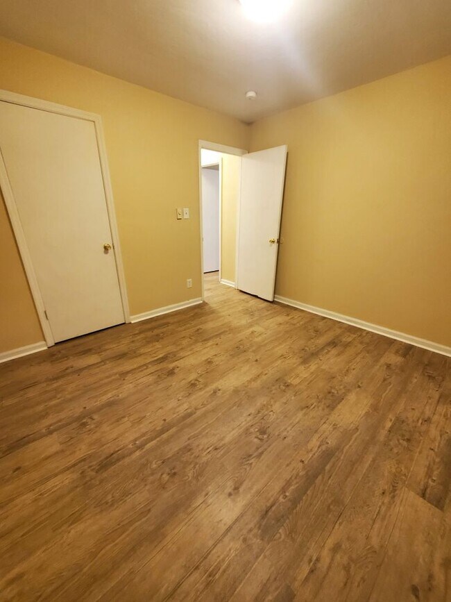 Building Photo - Must See Two Bedroom in Central Norfolk