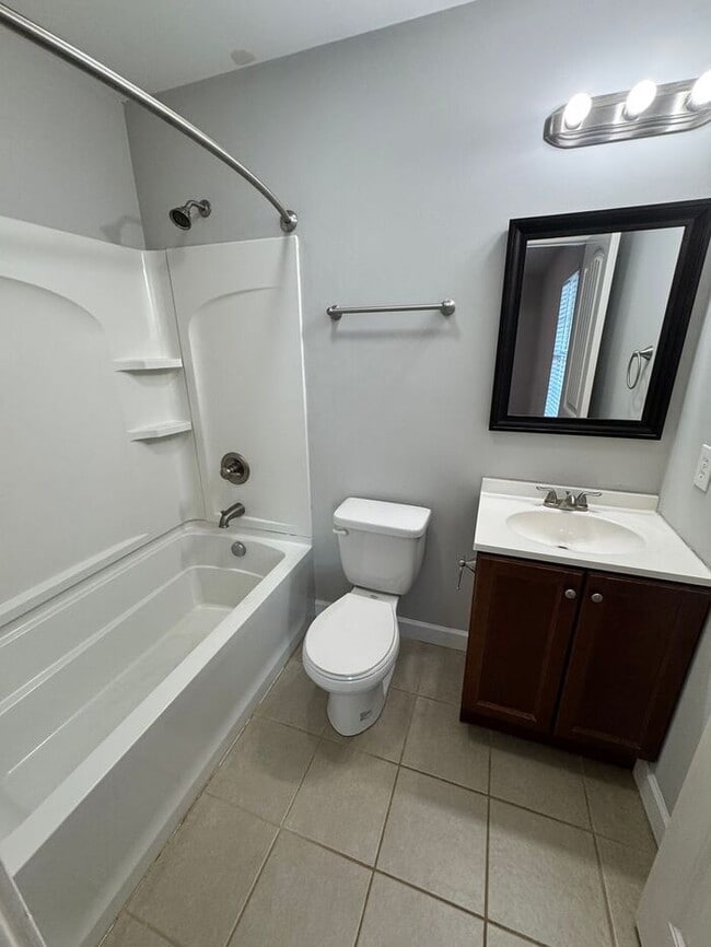 Building Photo - Modern 2-Bed, 2.5-Bath Townhome in Lenoir City