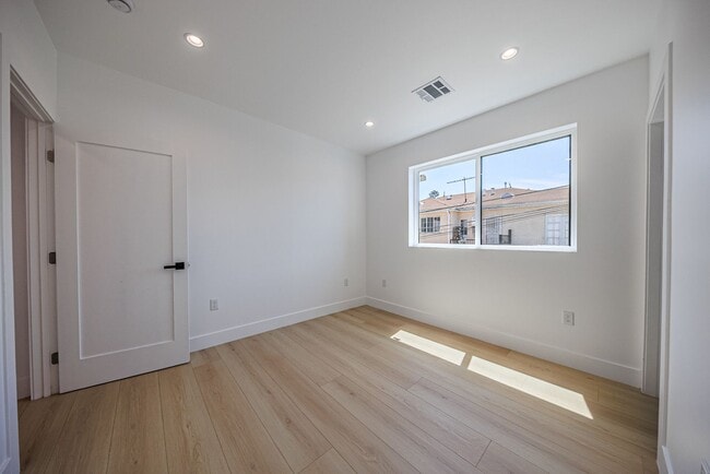Building Photo - 1259 S Longwood Ave