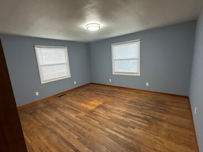 Building Photo - Large 4 Bedroom 2 Bath 1 Story Home with L...