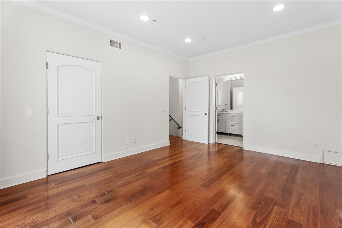 Building Photo - 851 N San Vicente Blvd