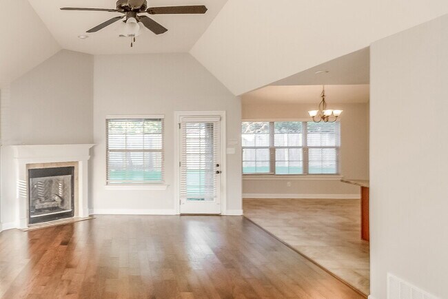 Building Photo - 6404 Rue de Paris Ln