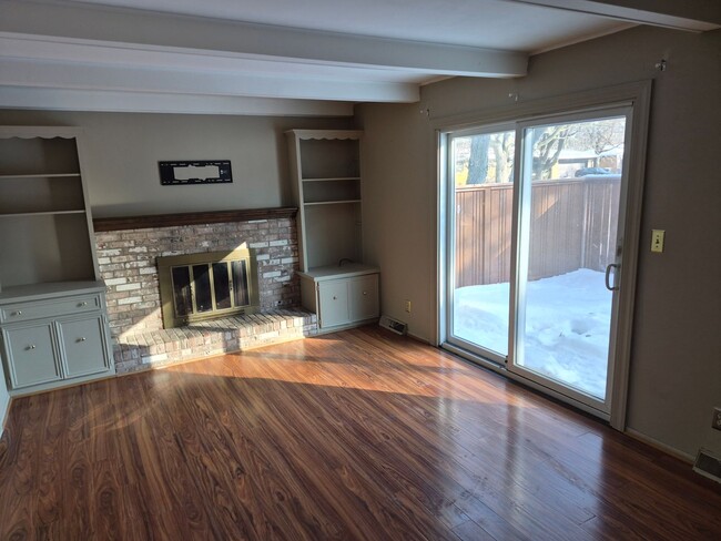 Building Photo - Charming 3 Bedroom Home