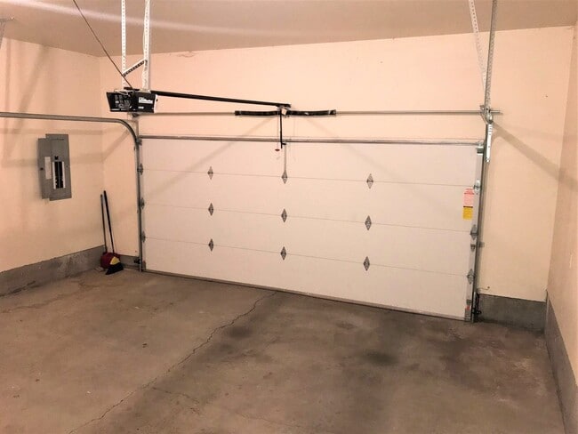 Building Photo - Lovely Modern Westside Home