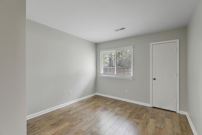 Building Photo - Gorgeous Family Home in Summerville!