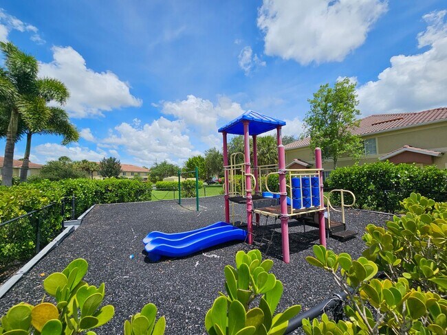 Building Photo - Spacious Townhouse in a Gated community in...