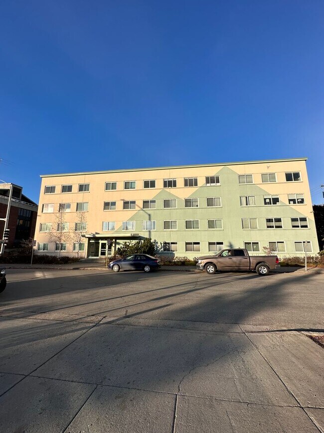 Building Photo - Cute and Clean Furnished Condo