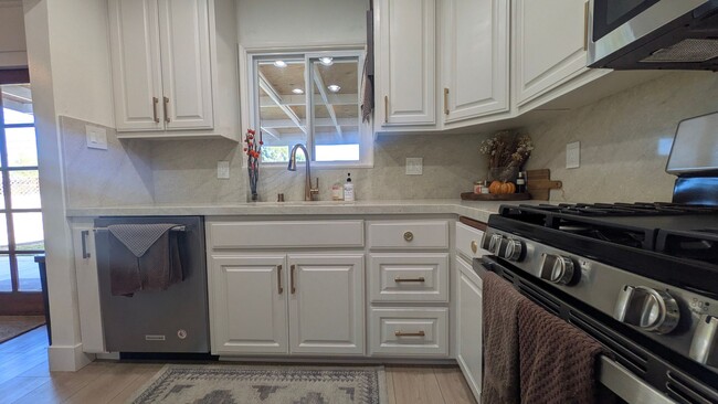 Building Photo - Newly remodeled home near Magnolia Center