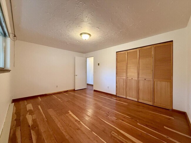 Building Photo - 9042 Monument Dr