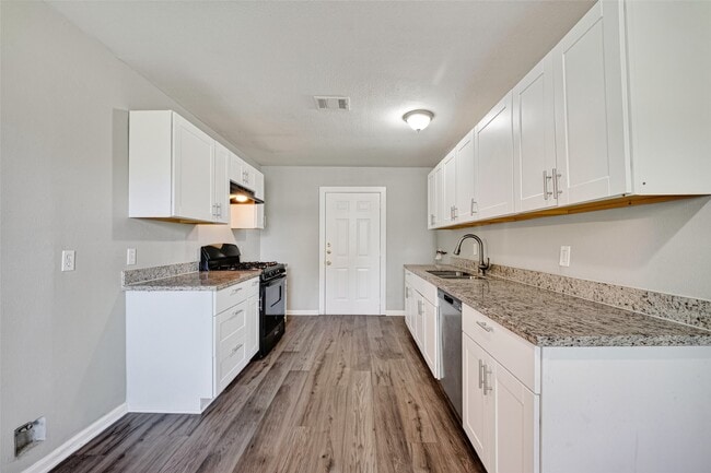 Building Photo - 4909 Holloway Dr