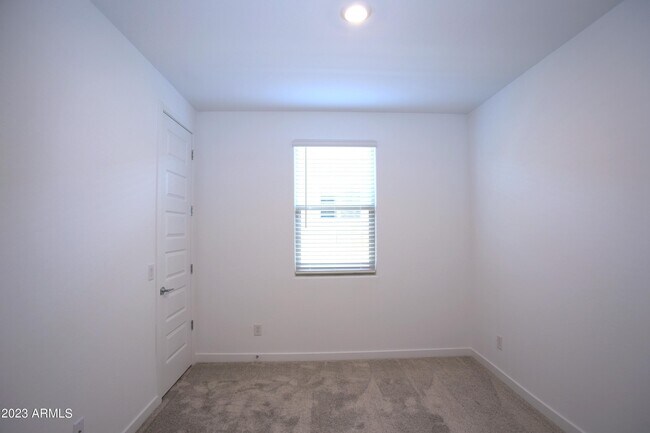 Building Photo - 2540 W Sunland Ave