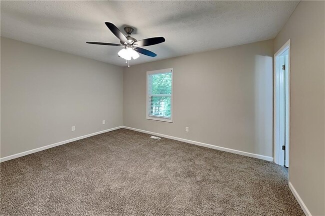 Building Photo - 82 Fox Ridge Ct