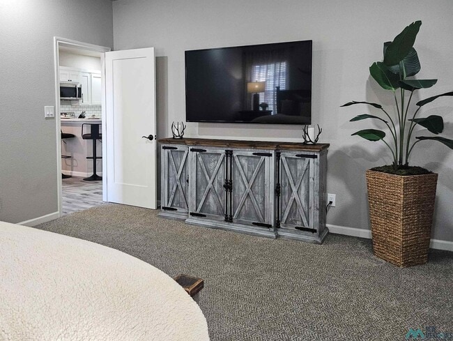 Building Photo - 510 W Dallas Ave