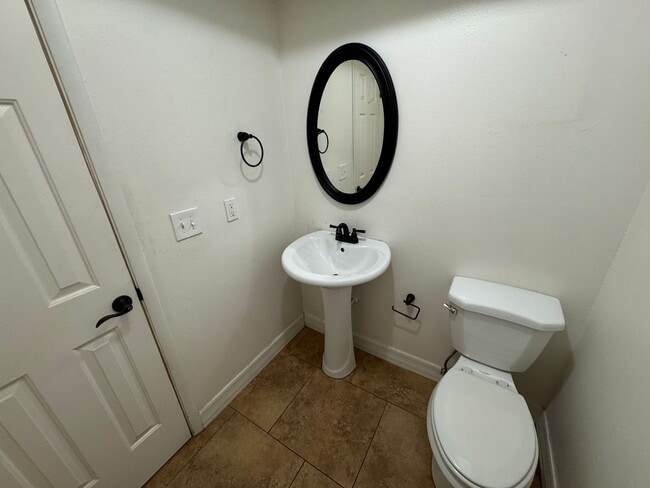 Building Photo - 3 Bedroom - 2  Bedroom - 1656 Sq. Ft - Cas...