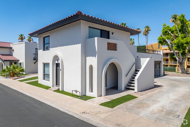 Building Photo - Views at the Peak