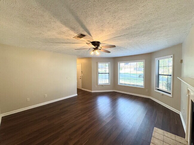 Building Photo - [NEW PRICE] Spacious 4 Bed / 2.5 Bath home...