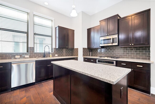 Building Photo - 5451 Larkin St